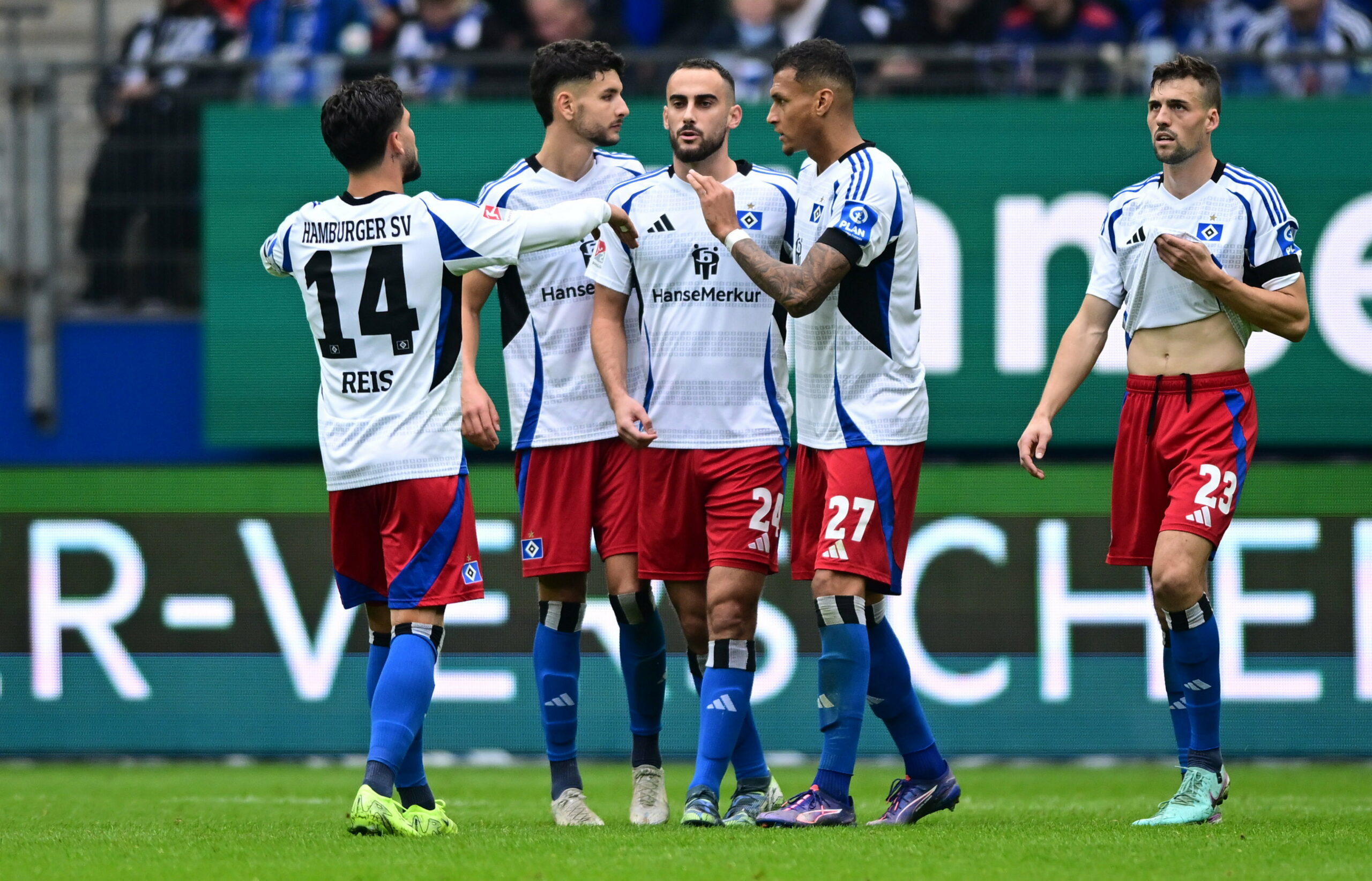 Die HSV-Profis (hier Davie Selke, Lucas Perrin und Daniel Elfadli/v.r.) wollen am Freitag in Braunschweig bestehen.