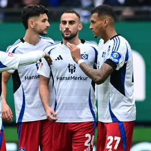 Die HSV-Profis (hier Davie Selke, Lucas Perrin und Daniel Elfadli/v.r.) wollen am Freitag in Braunschweig bestehen.