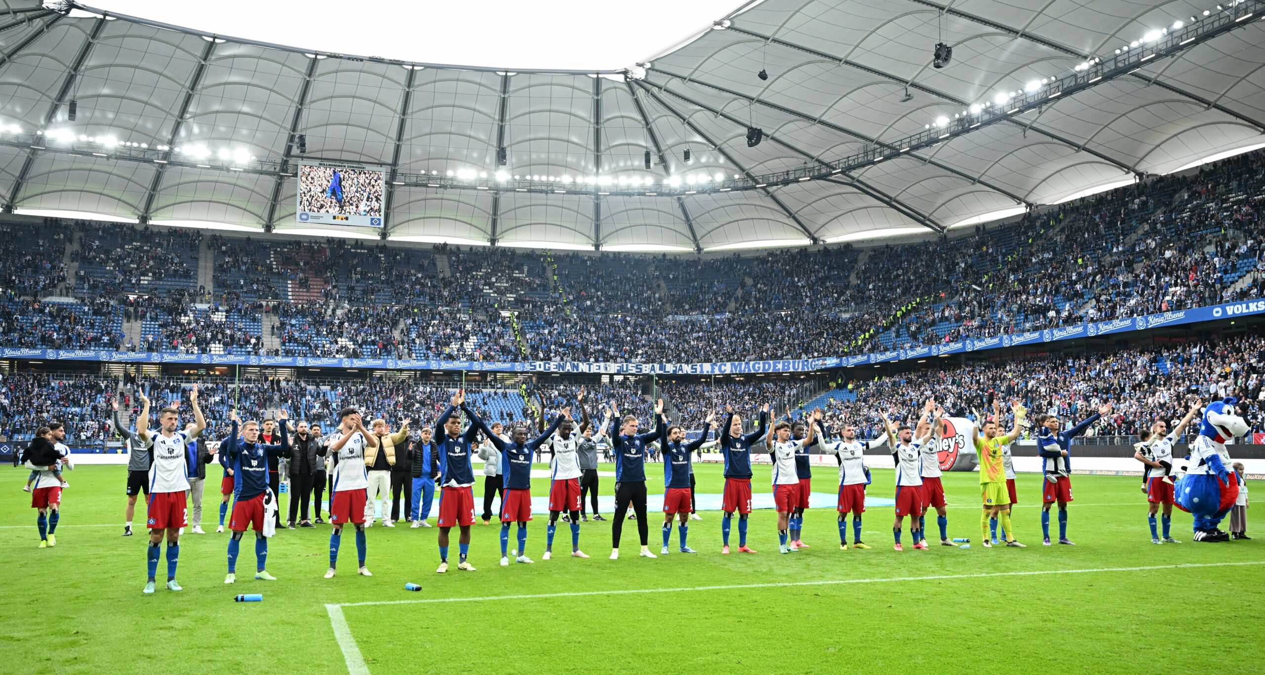 Die HSV-Spieler feiern im vollen Volkspark zusammen mit den eigenen Fans.