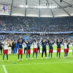 Die HSV-Spieler feiern im vollen Volkspark zusammen mit den eigenen Fans.