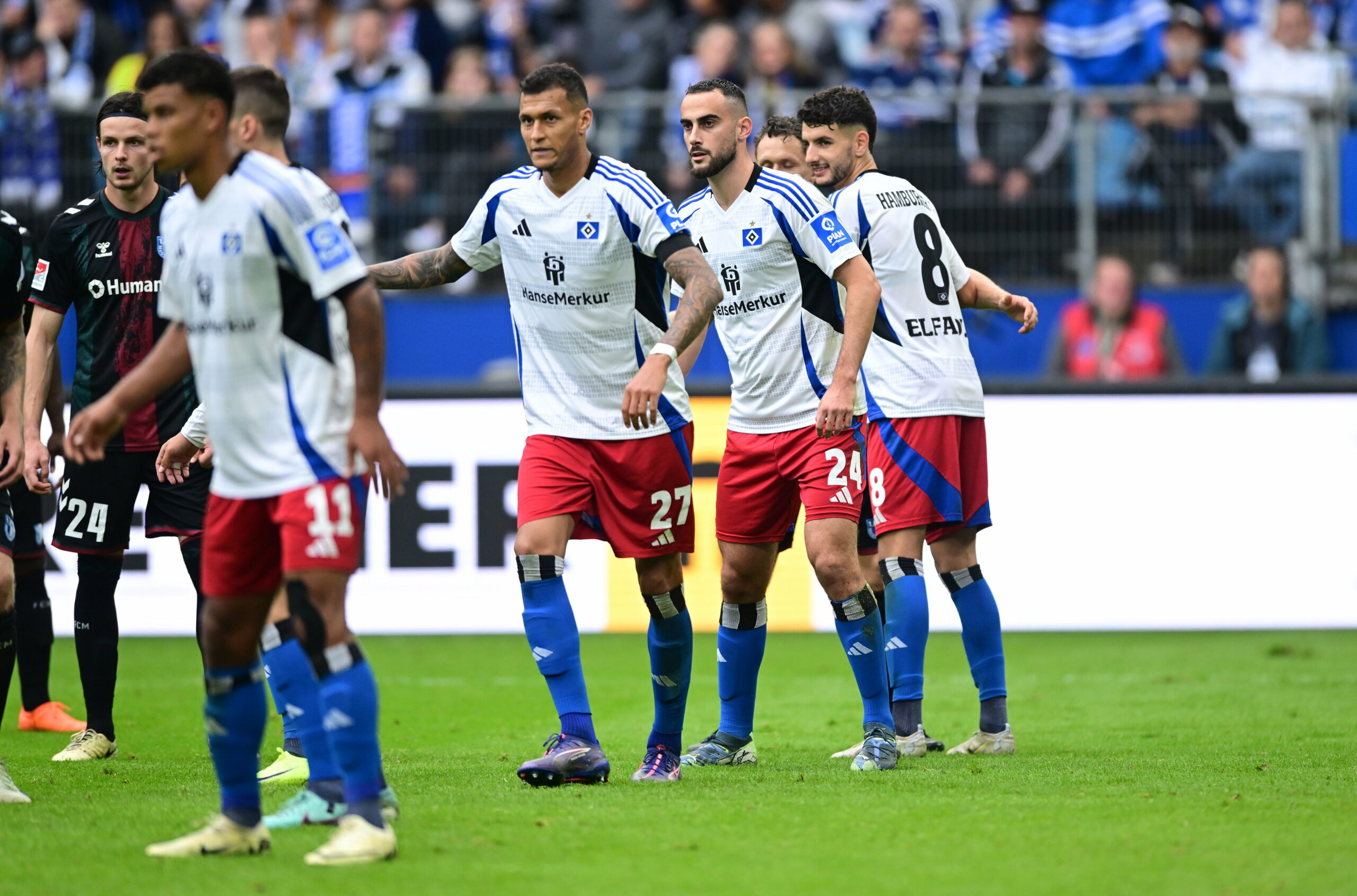 Davie Selke, Lucas Perrin und Daniel Elfadli verteidigen in einer Linie nebeneinander