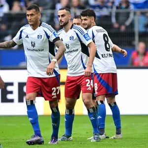 Davie Selke, Lucas Perrin und Daniel Elfadli verteidigen in einer Linie nebeneinander