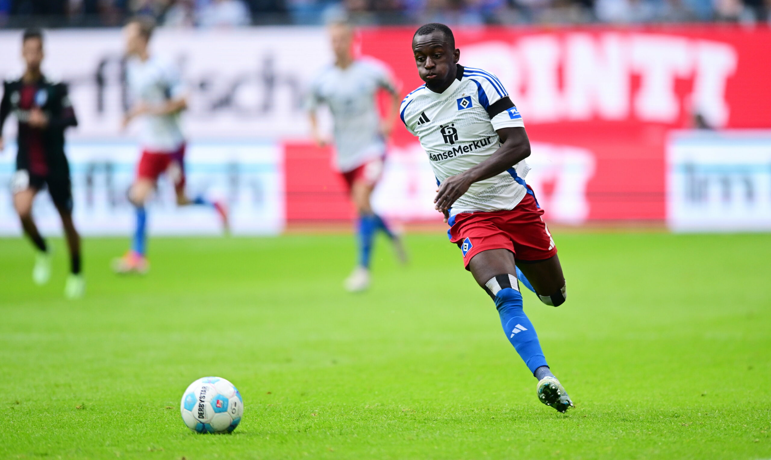 Jean-Luc Dompé dribbelt mit dem Ball.