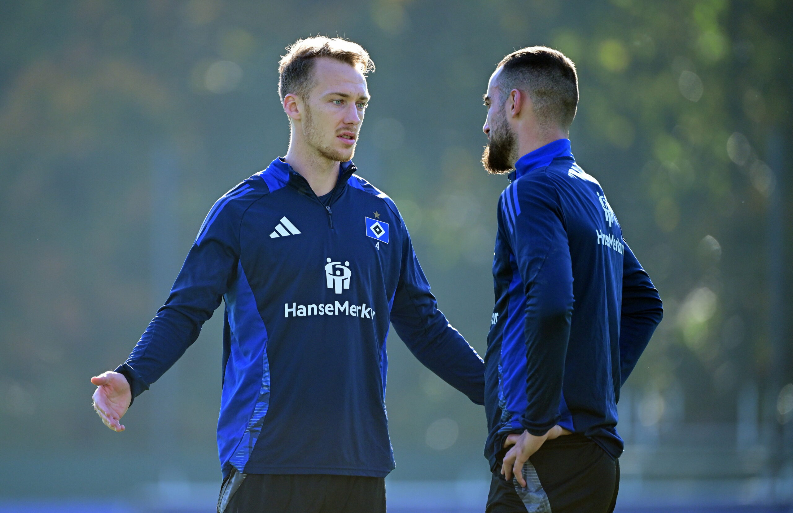 Sebastian Schonlau und Lucas Perrin unterhalten sich im HSV-Training