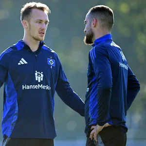 Sebastian Schonlau und Lucas Perrin unterhalten sich im HSV-Training