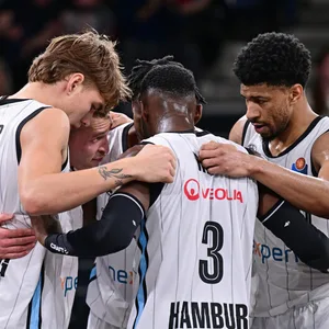 Spieler der Hamburg Towers bilden einen Kreis