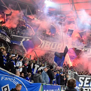 In der HSV-Gästekurve in Freiburg wird Pyrotchnik gezündet