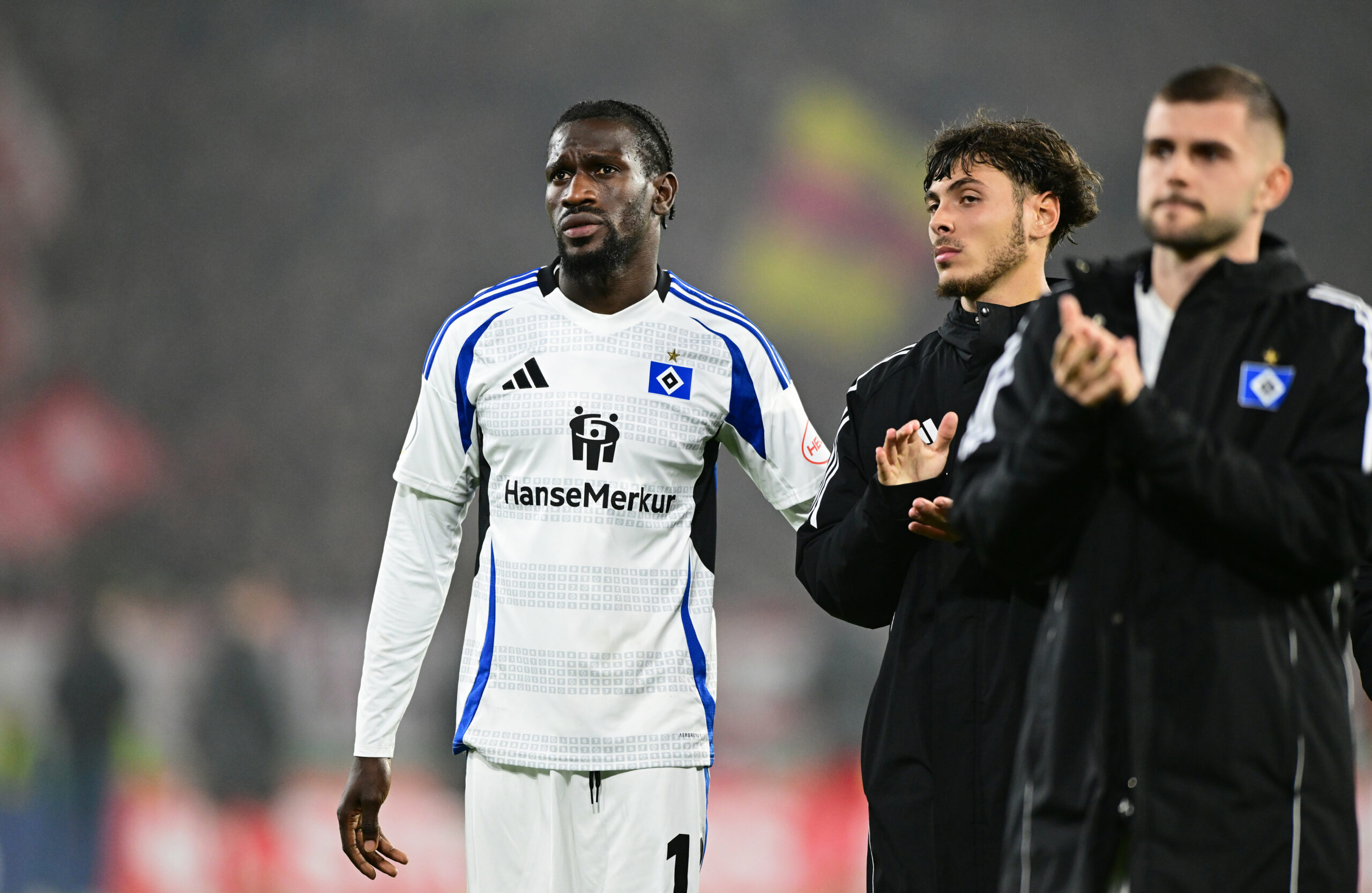 Bakery Jatta, William Mikelbrencis und Lukasz Poreba bedanken sich mit enttäuschten Blicken bei den HSV-Fans