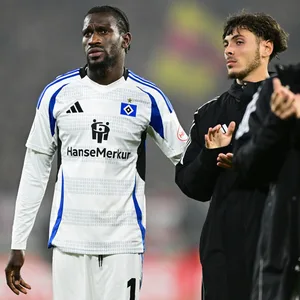 Bakery Jatta, William Mikelbrencis und Lukasz Poreba bedanken sich mit enttäuschten Blicken bei den HSV-Fans