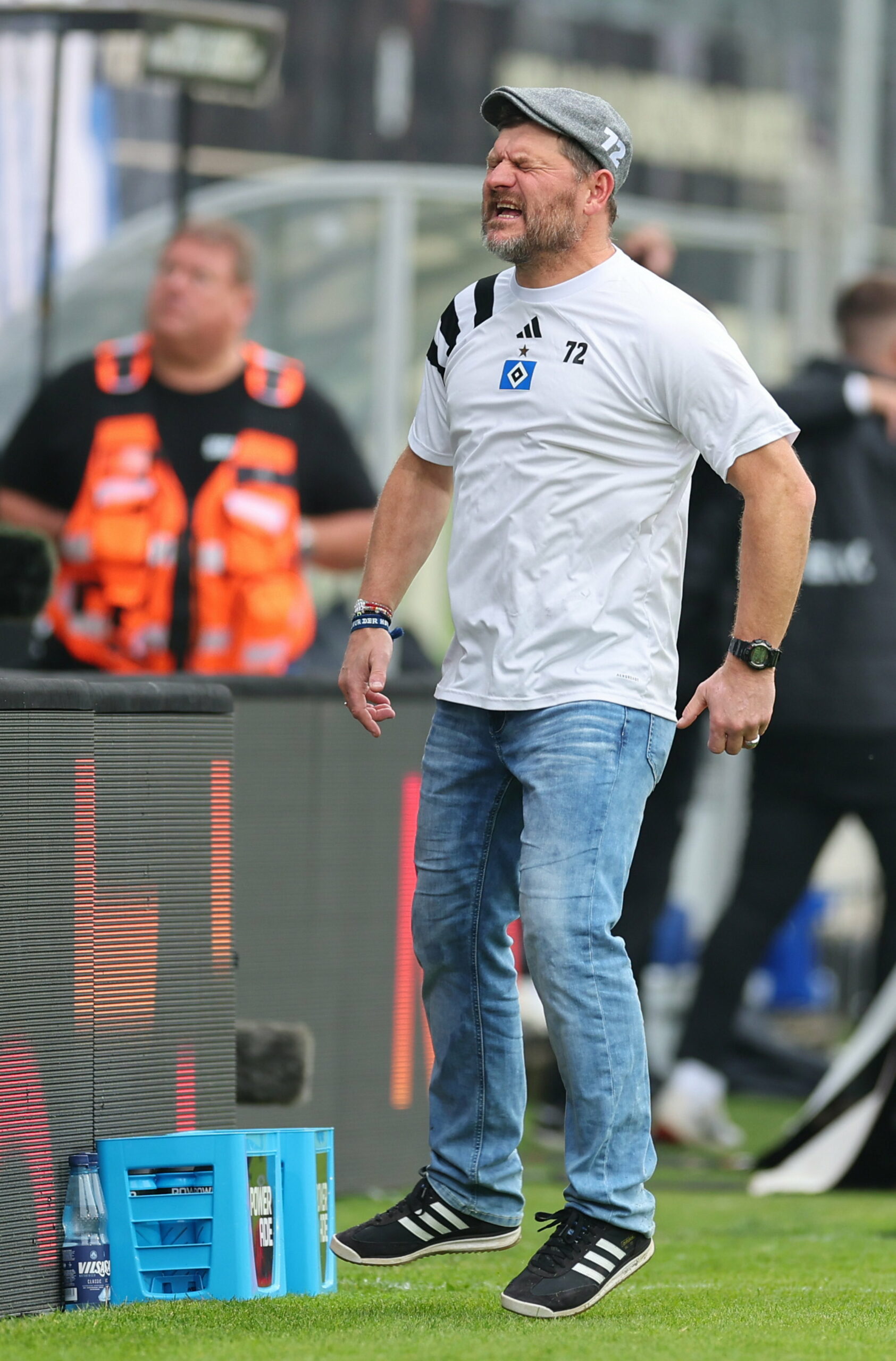 HSV-Trainer Steffen Baumgart kneift an der Seitenlinie seine Augen zusammen