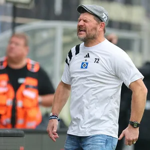 HSV-Trainer Steffen Baumgart kneift an der Seitenlinie seine Augen zusammen