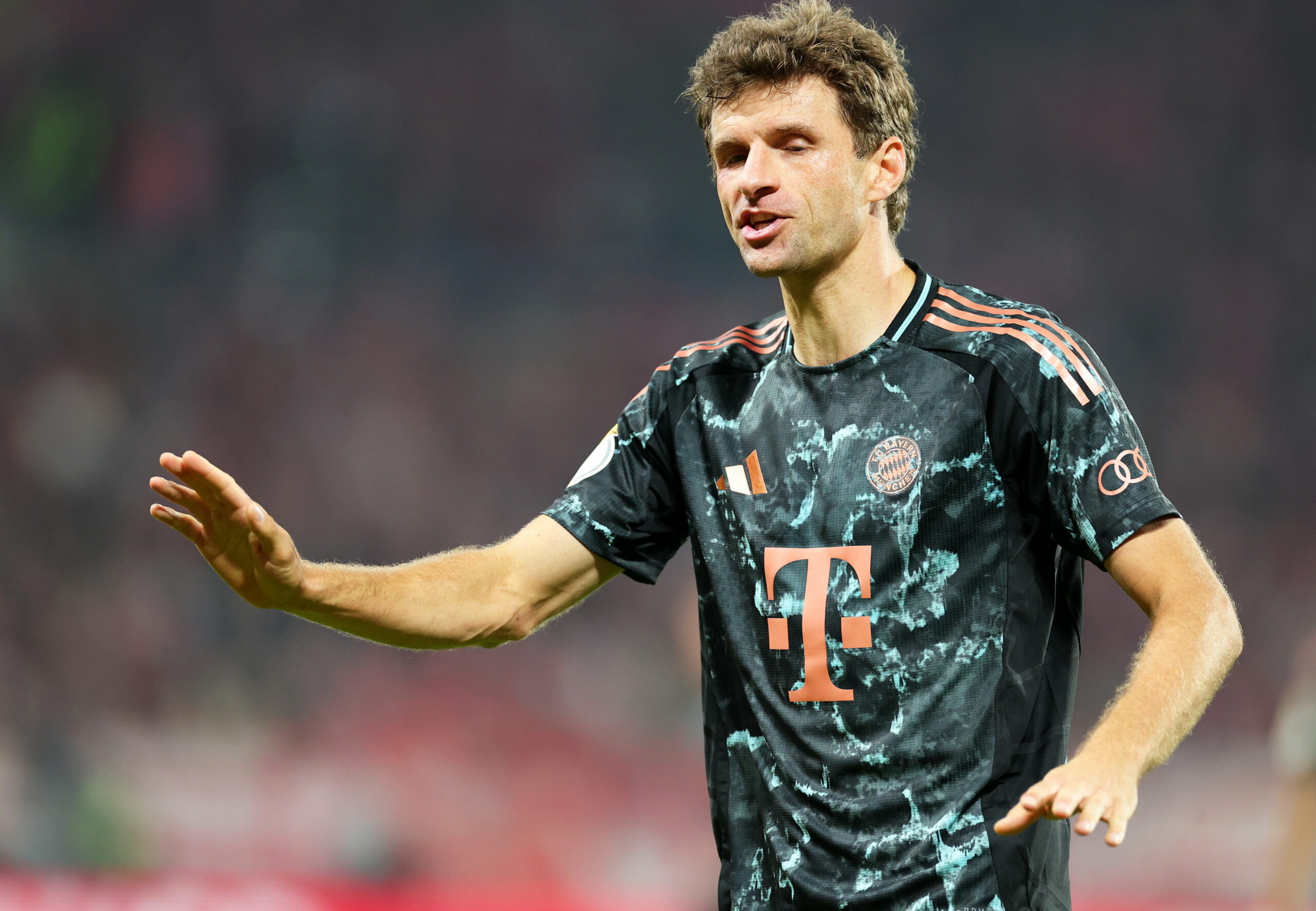 Thomas Müller mit beruhigender Geste