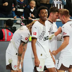 St. Paulis Spieler jubeln