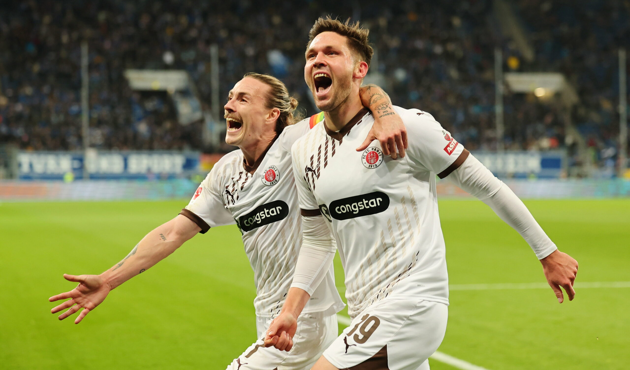 Jackson Irvine und Andreas Albers bejubeln ein St. Pauli-Tor