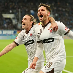 Jackson Irvine und Andreas Albers bejubeln ein St. Pauli-Tor