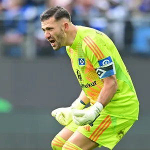 Daniel Heuer Fernandes geht auf dem Platz in die Knie und brüllt