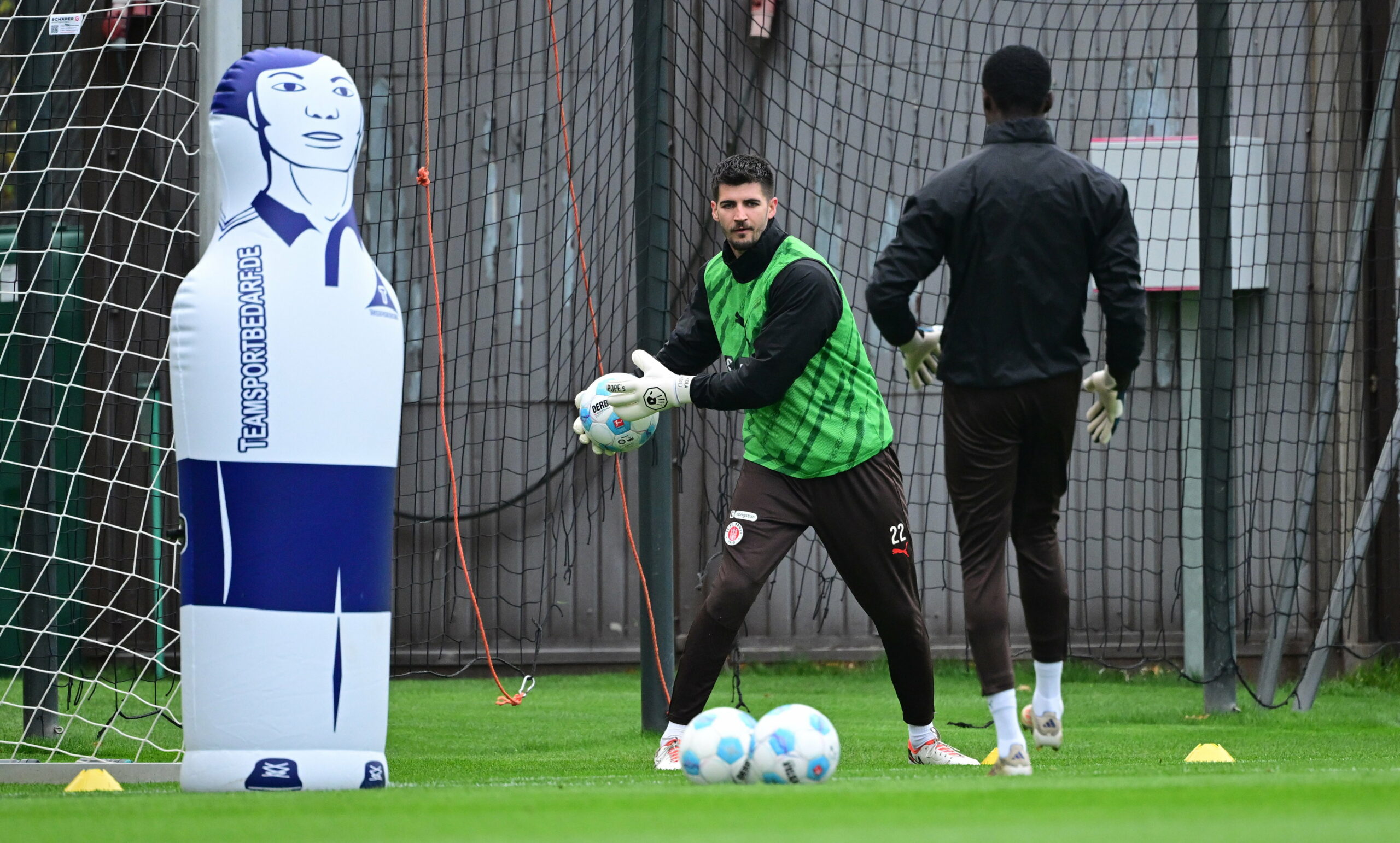 Nikola Vasilj wirft einen Ball im Training zurück zu Ronny Seibt.