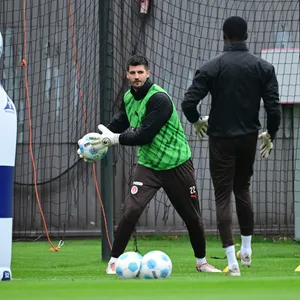 Nikola Vasilj wirft einen Ball im Training zurück zu Ronny Seibt.
