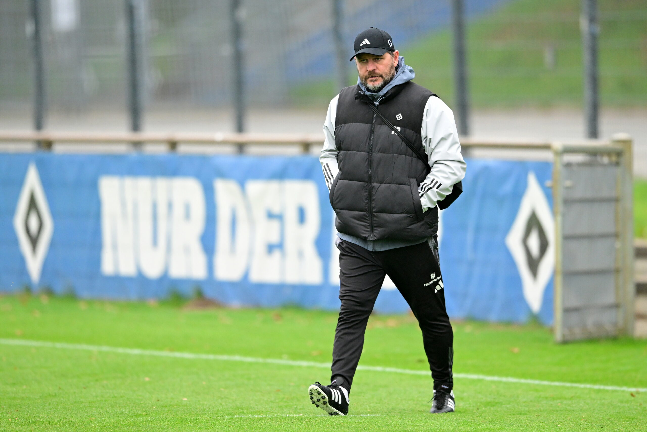 HSV-Trainer Steffen Baumgart geht über den Trainingsplatz im Volkspark.