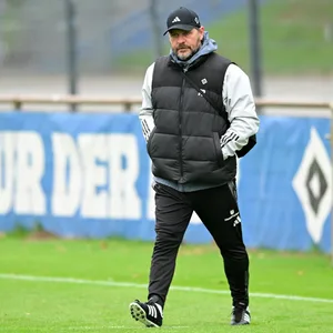 HSV-Trainer Steffen Baumgart geht über den Trainingsplatz im Volkspark.