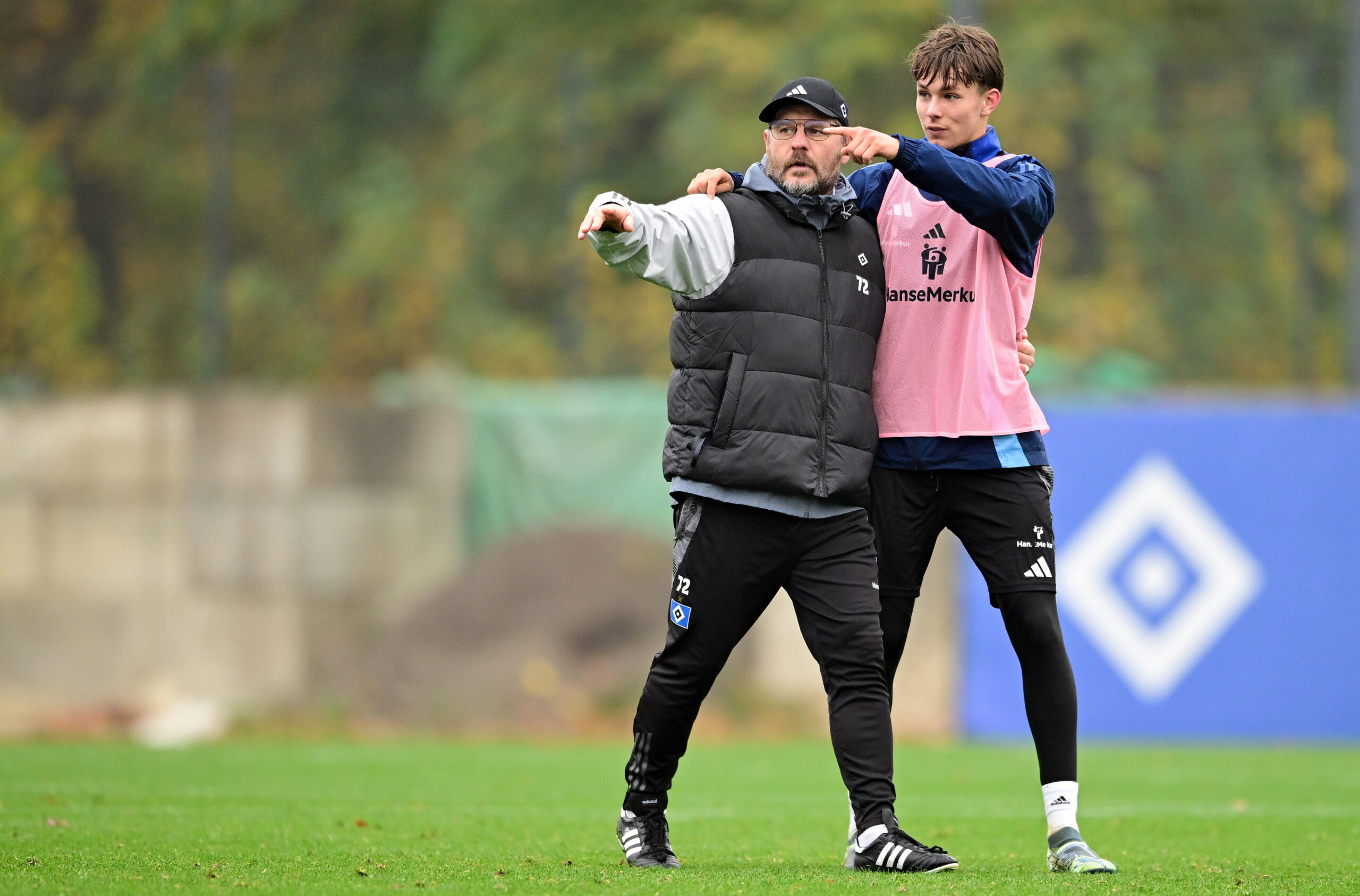 HSV-Trainer Steffen Baumgart und Nachwuchsstürmer Otto Stange zeigen in die gleiche Richtung.