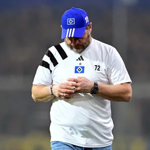 HSV-Trainer Steffen Baumgart mit gesenktem Kopf.