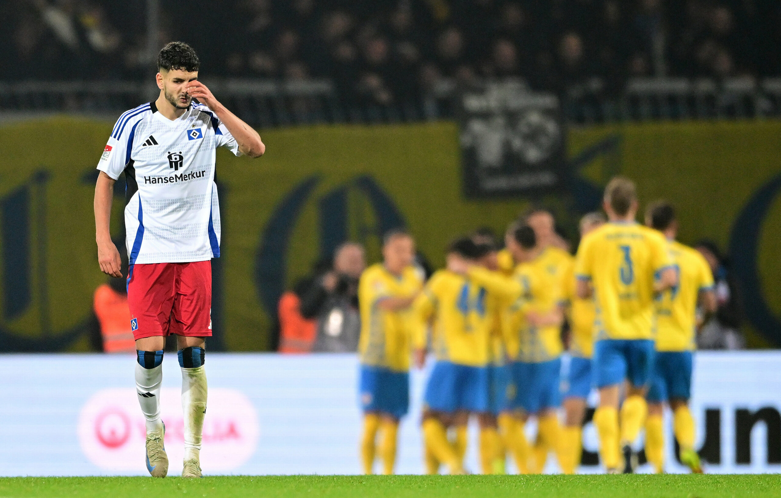 Daniel Elfadli muss ertragen, wie die Braunschweiger jubeln.