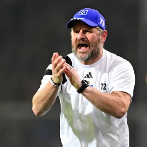 Steffen Baumgart klatscht an der Seitenlinie in die Hände