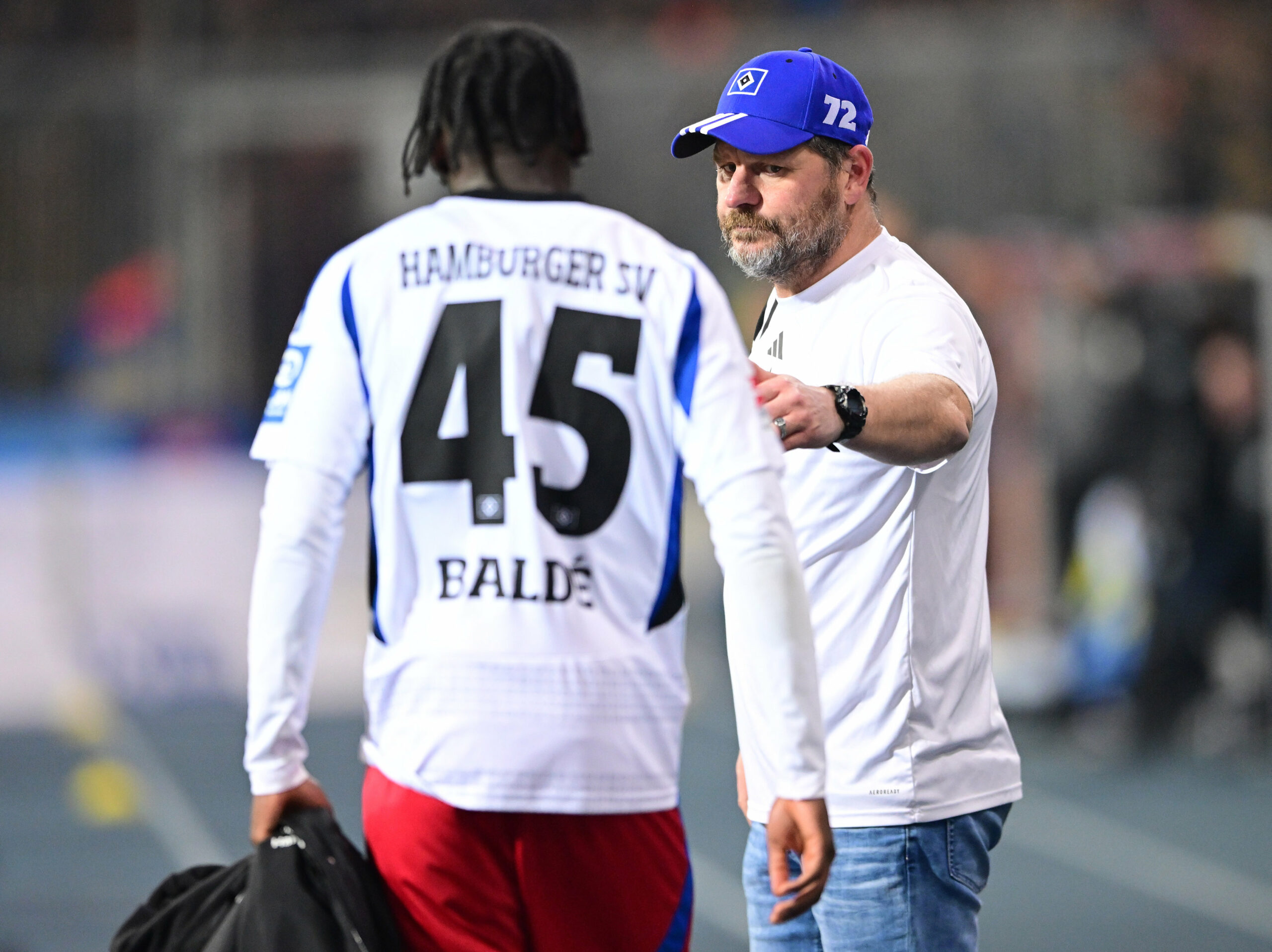 HSV-Trainer Steffen Baumgart geht auf Stürmer Fabio Baldé zu.