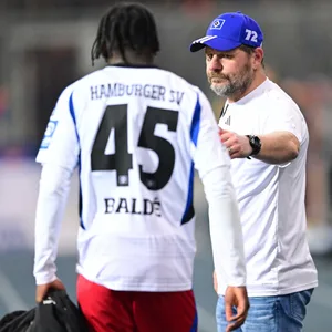 HSV-Trainer Steffen Baumgart geht auf Stürmer Fabio Baldé zu.