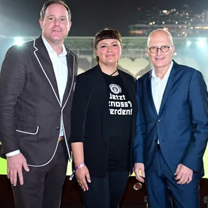 St. Pauli-Präsident Oke Göttlich, Genossenschafts-Vorstand Miriam Wolframm und Bürgermeister Peter Tschentscher