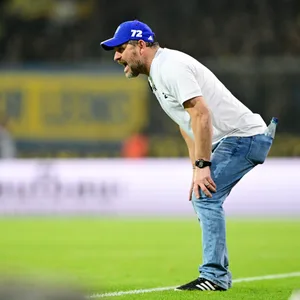 HSV-Trainer Steffen Baumgart schreit an der Seitenlinie