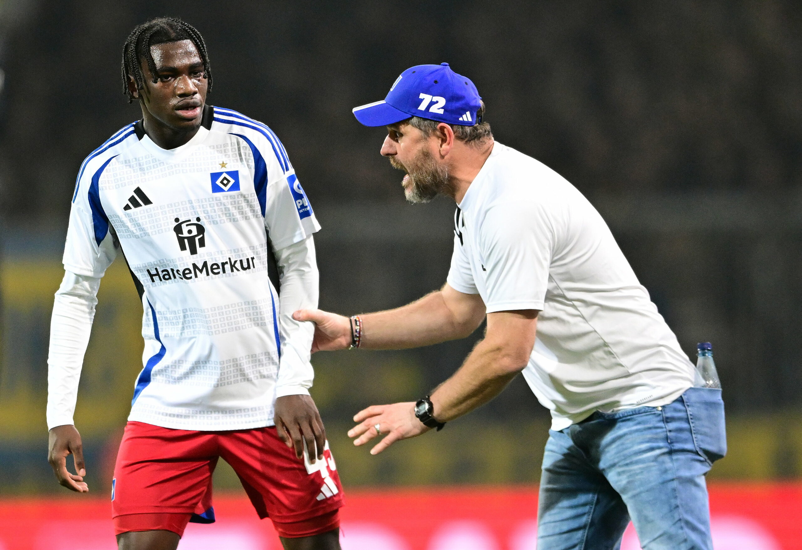 In Braunschweig gab Steffen Baumgart Fabio Baldé Anweisungen mit blauer Cap statt mit gewohnter Schiebermütze.