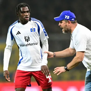 In Braunschweig gab Steffen Baumgart Fabio Baldé Anweisungen mit blauer Cap statt mit gewohnter Schiebermütze.