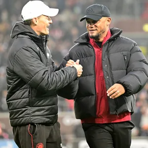 Bayern-Coach Vincent Kompany schlägt mit St. Paulis Trainer Alexander Blessin ein