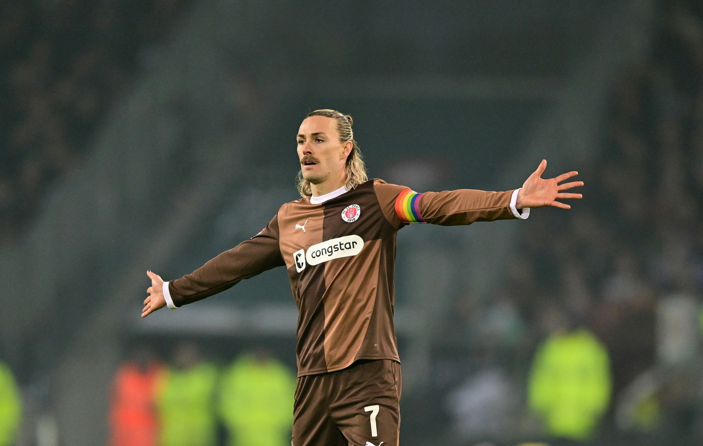 St. Pauli-Kapitän Jackson Irvine breitet die Arme aus