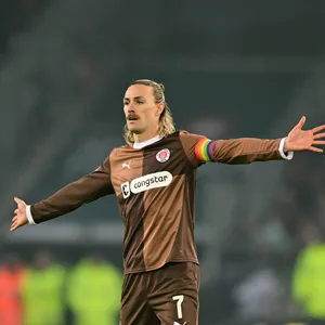 St. Pauli-Kapitän Jackson Irvine breitet die Arme aus