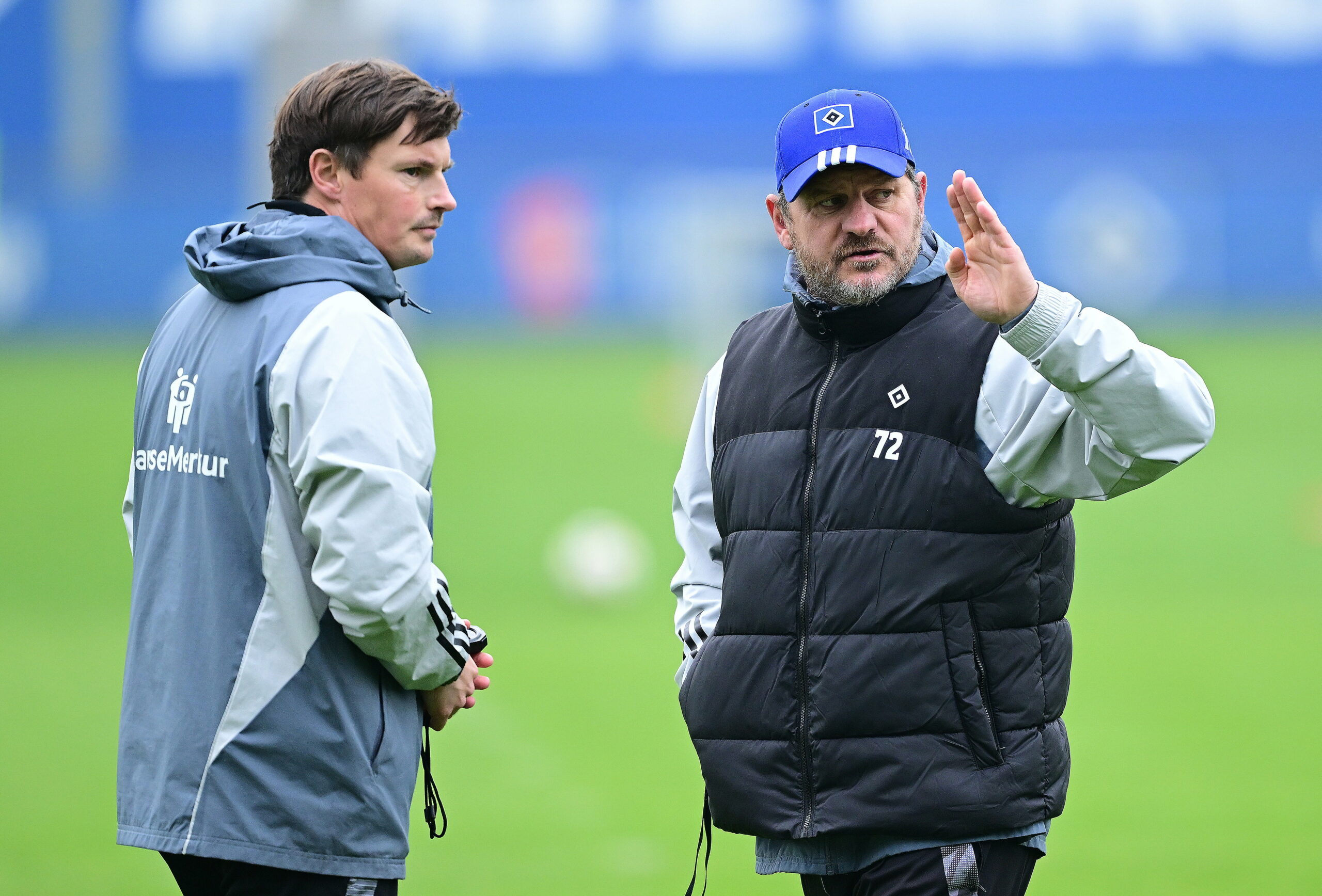 Merlin Polzin und Steffen Baumgart sprechen im HSV-Training miteinander