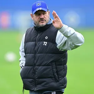 Merlin Polzin und Steffen Baumgart sprechen im HSV-Training miteinander