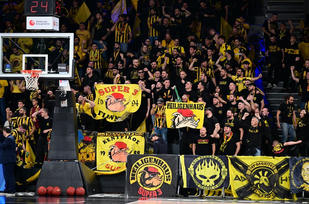 Den Hamburg Towers stand eine schwarz-gelbe Wand von Saloniki-Fans entgegen.