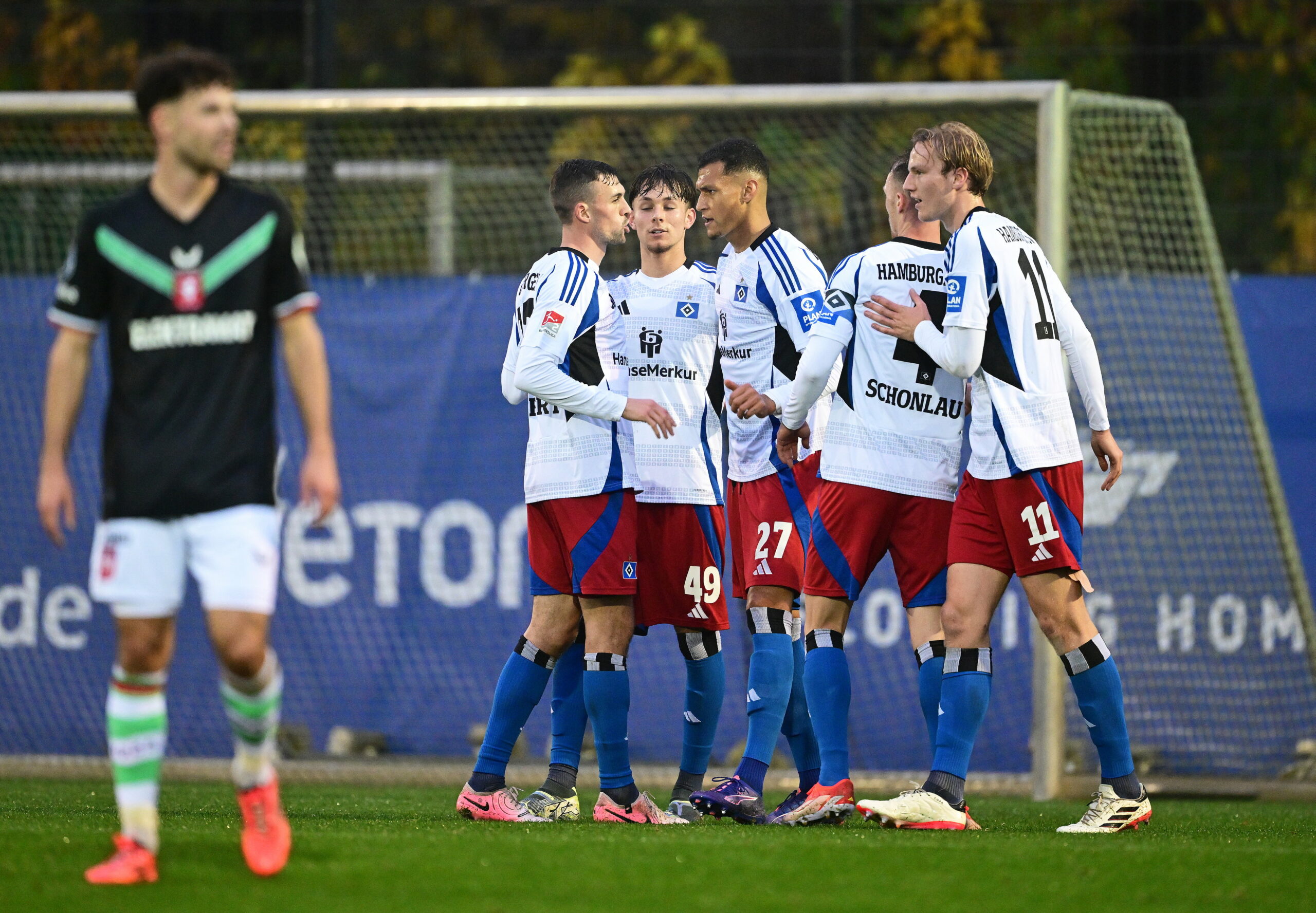 Jonas Meffert, Otto Stange, Davie Selke, Sebastian Schonlau und Lukas Bornschein bejubeln im Kreis ein HSV-Tor im Test gegen Enschede