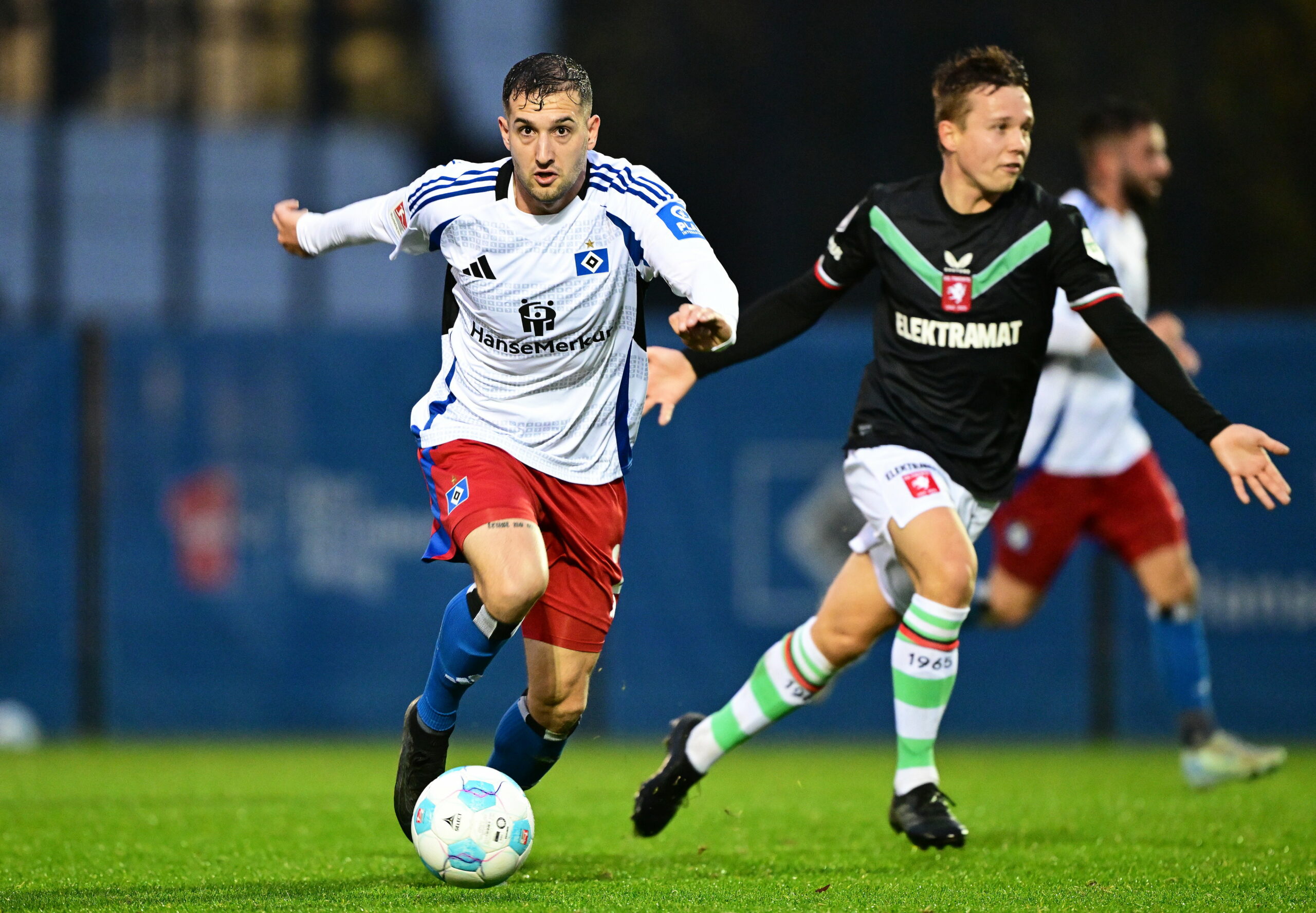 Levin Öztunali dribbelt im Test gegen Twente Enschede an Mathias Kjolo vorbei