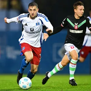 Levin Öztunali dribbelt im Test gegen Twente Enschede an Mathias Kjolo vorbei