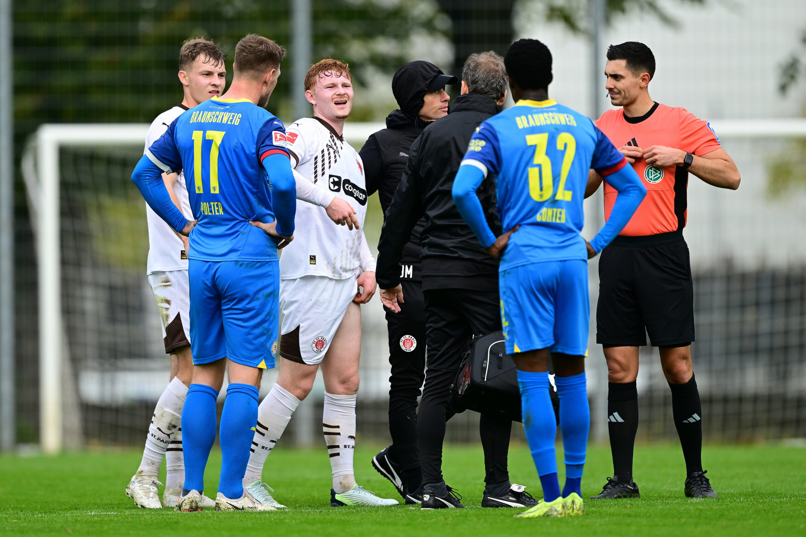 St. Pauli-Profi Robert Wagner fasst sich an den Oberschenkel