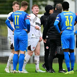 St. Pauli-Profi Robert Wagner fasst sich an den Oberschenkel