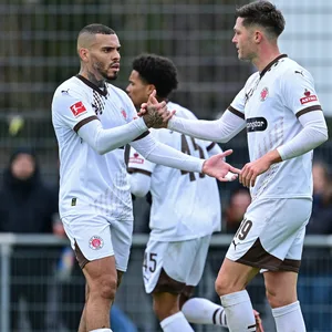 Maurides und Andreas Albers klatschen ab