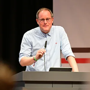 Oke Göttlich am Rednerpult