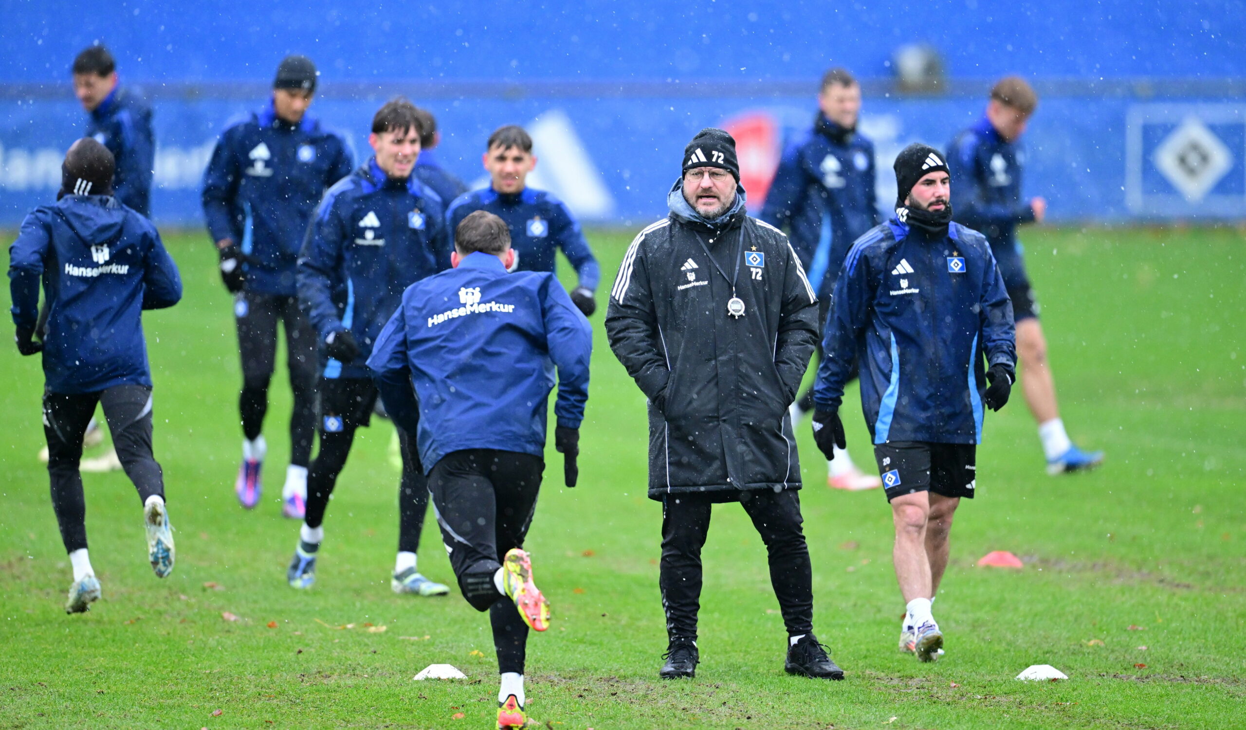 Steffen Baumgart beobachtet das Training seiner Spieler.