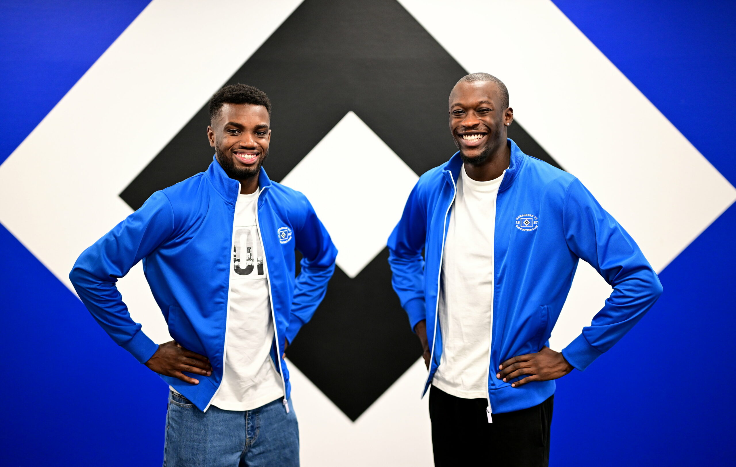 Lucas Ansah-Peprah und Owen Ansah vor einer HSV-Wand