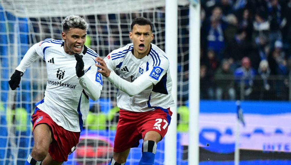 Ransford Königsdörffer feiert mit Davie Selke sein Tor zum 2:0 für den HSV.